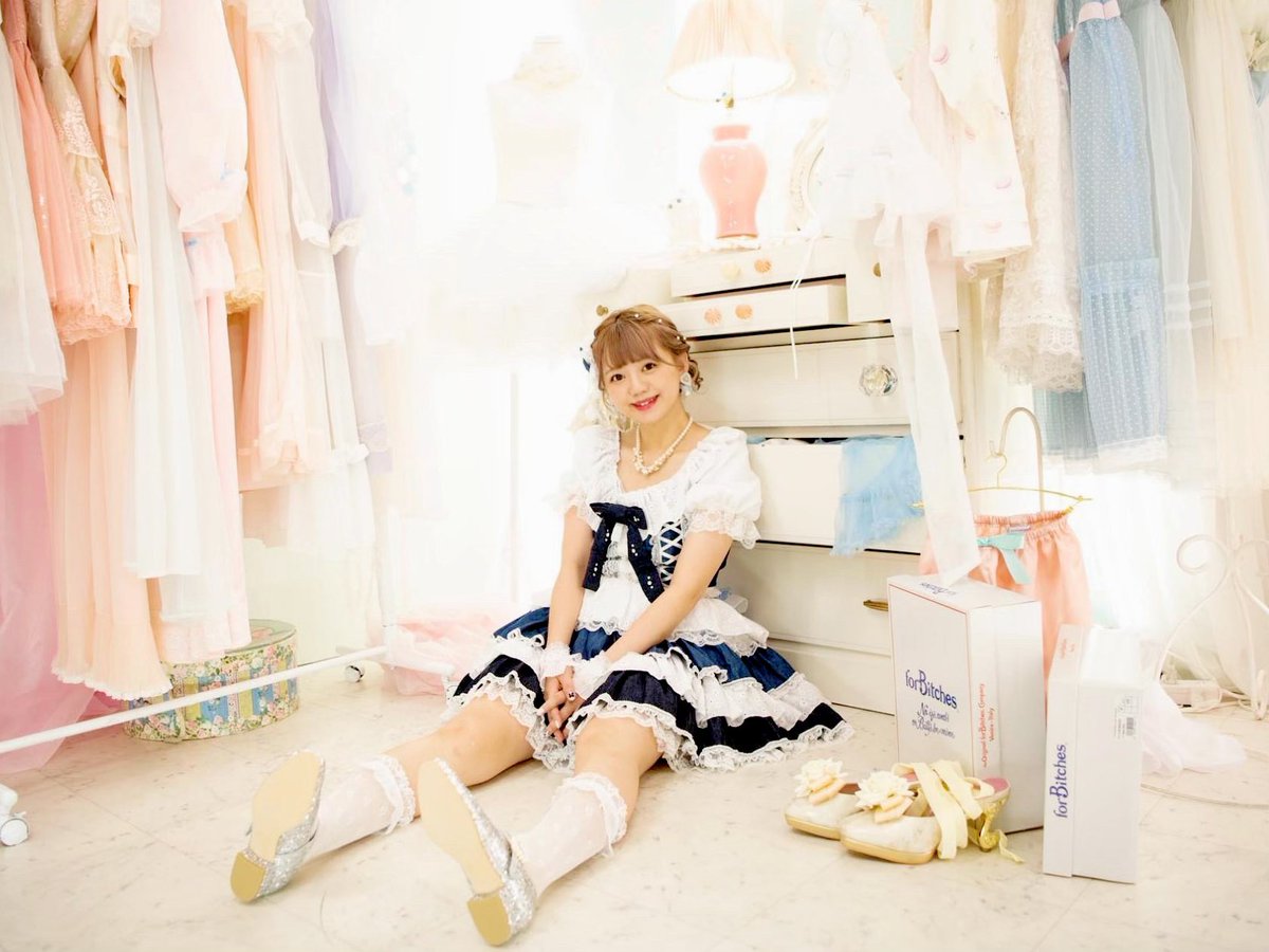kojimana52's tweet photo. レジェンドソロシングル👑✨
「夢をみようよ」
本日発売です！
全国流通とサブスクでは20日から🐶

とっても可愛い衣装は
Fille lilasさん@lilac_maidol につくって頂きました👗🎀(  ˶ˊᵕˋ)੭♡
すごくお気に入りですっ！
可愛い衣装着れてしあわせっ💓 https://t.co/SvIt1UdSOV