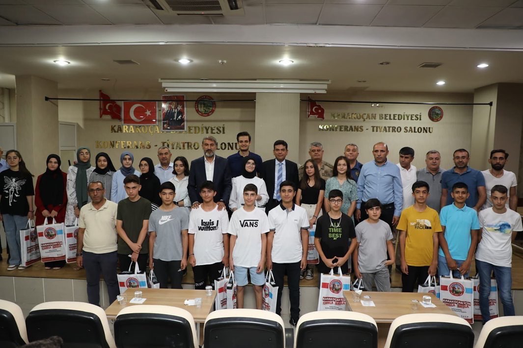 İlçemizde Fen Lisesini kazanan 21 Öğrencimize 21 adet diz üstü bilgisayar hediye ediyoruz.

Bu güzel başarıdan dolayı Öğrencilerimizi, Ailelerini ve Eğitim camiamızı tebrik ediyorum. 

Sevgili Öğrenciler, eğitiminizin bu yeni sürecinde yolunuzda, bahtınızda açık olsun🙋🏼‍♂️