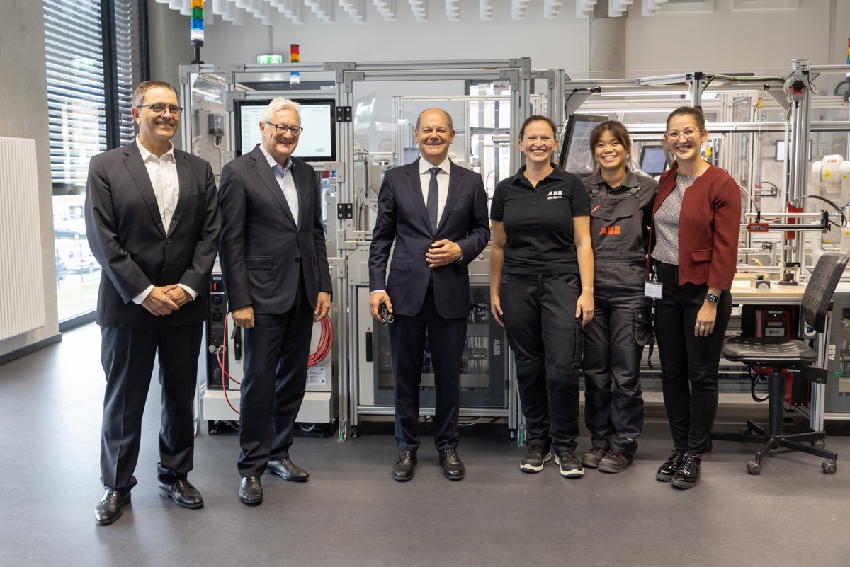 abbdeutschland's tweet photo. #Ausbildungsstart! "Das ABB-Ausbildungszentrum ist ein echtes Aushängeschild für unsere weltweit angesehene duale Ausbildung", so @Bundeskanzler Olaf Scholz bei seinem Besuch heute bei #ABB in Berlin.  https://t.co/Au0JecsaK6 #Digitalisierung #Lernfabrik #Industrie40 @RegSprecher https://t.co/eWn9w6xvxj