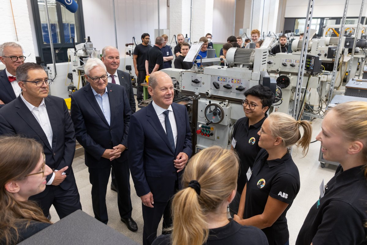 abbdeutschland's tweet photo. #Ausbildungsstart! "Das ABB-Ausbildungszentrum ist ein echtes Aushängeschild für unsere weltweit angesehene duale Ausbildung", so @Bundeskanzler Olaf Scholz bei seinem Besuch heute bei #ABB in Berlin.  https://t.co/Au0JecsaK6 #Digitalisierung #Lernfabrik #Industrie40 @RegSprecher https://t.co/eWn9w6xvxj