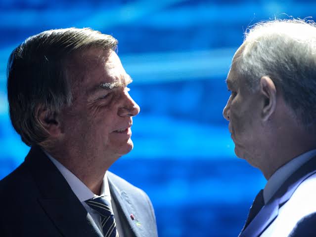 DVitoPobrelone's tweet photo. Bolsonaro e Ciro, com as bênçãos de gen Heleno..
 E se chapa fosse Coronel e Capitão? Jaciro Bolsogomes, essa seria demais....
Se cuida, Lula!!!! https://t.co/6pxREalakM