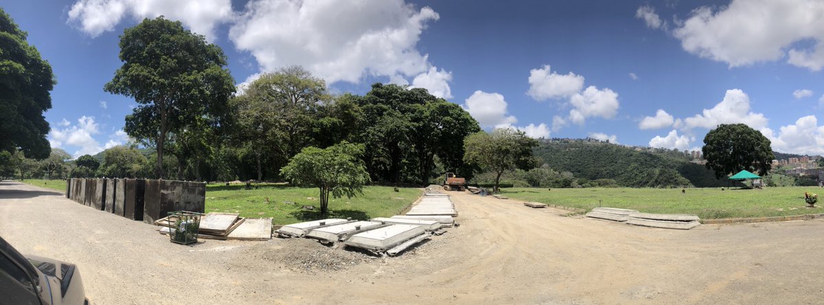 Katychb2's tweet photo. @cementerio_ve @ElHatillo @GobiernoMiranda @HectoRodriguez ¿hasta cuando el IRRESPETO a las tumbas de nuestros familiares?
Más de 1 año, basura, escombros, monte, construcción y no hacen nada. Solo cobrar…
#cementeriosucio https://t.co/LplB1x6Q1y