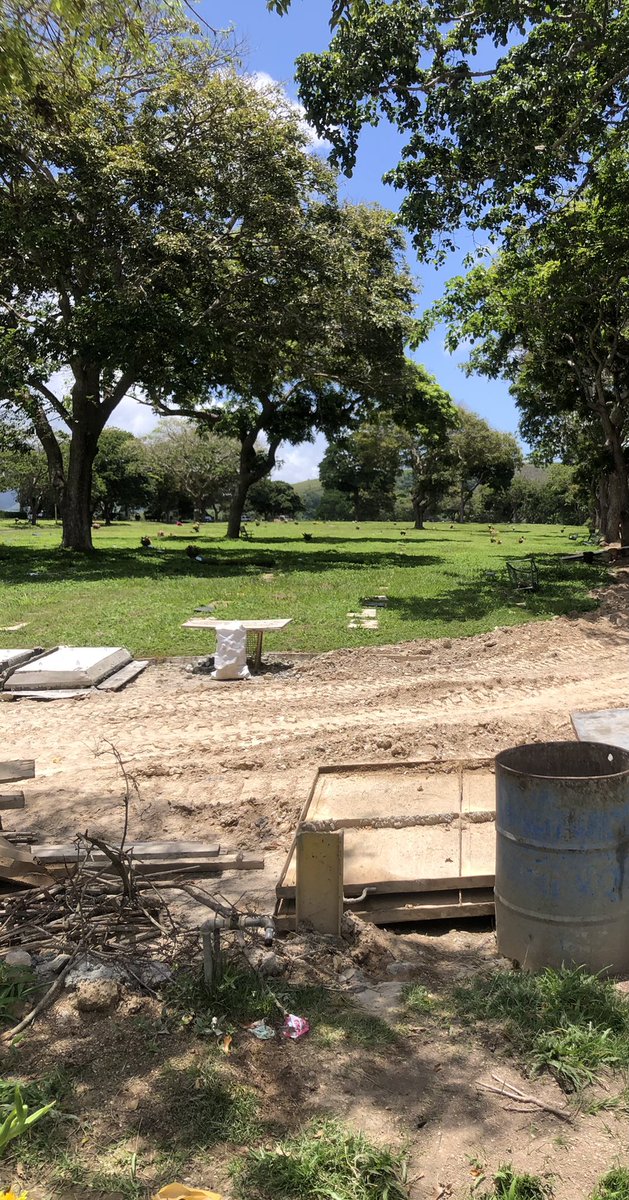 Katychb2's tweet photo. @cementerio_ve @ElHatillo @GobiernoMiranda @HectoRodriguez ¿hasta cuando el IRRESPETO a las tumbas de nuestros familiares?
Más de 1 año, basura, escombros, monte, construcción y no hacen nada. Solo cobrar…
#cementeriosucio https://t.co/LplB1x6Q1y