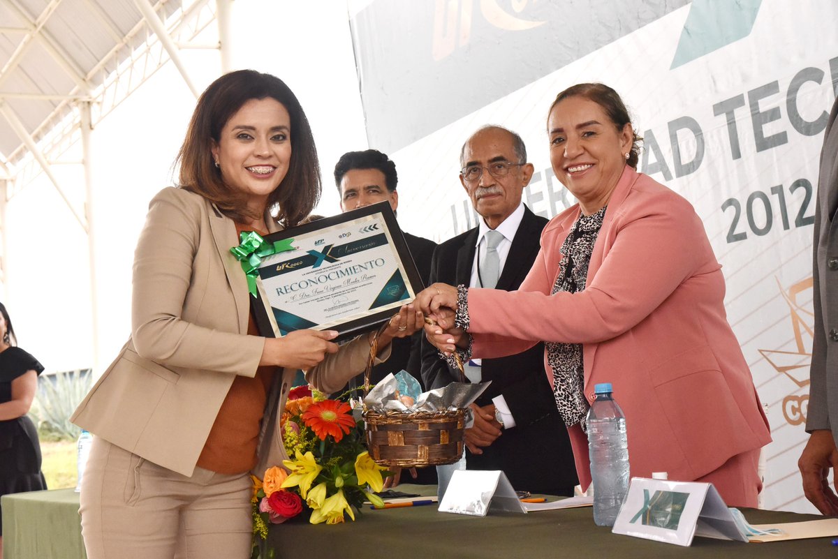 UTRodeo1's tweet photo. El pasado 05 de septiembre se llevó a cabo la ceremonia solemne del 10° aniversario de la UTRodeo En este magno evento se entregaron reconocimientos al personal con 10 años de trayectoria, así como a las ex – rectoras y por supuesto al Ing. Héctor Arreola Soria. https://t.co/1D6etFmxp1