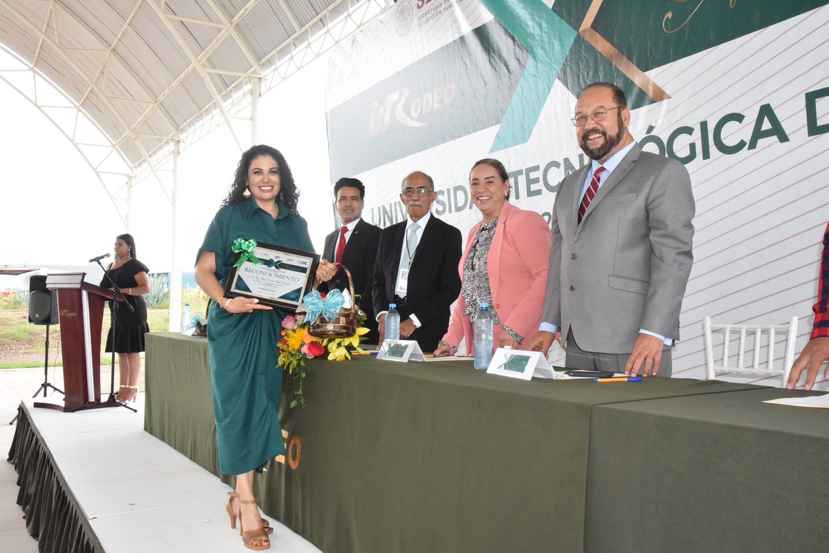 UTRodeo1's tweet photo. El pasado 05 de septiembre se llevó a cabo la ceremonia solemne del 10° aniversario de la UTRodeo En este magno evento se entregaron reconocimientos al personal con 10 años de trayectoria, así como a las ex – rectoras y por supuesto al Ing. Héctor Arreola Soria. https://t.co/1D6etFmxp1