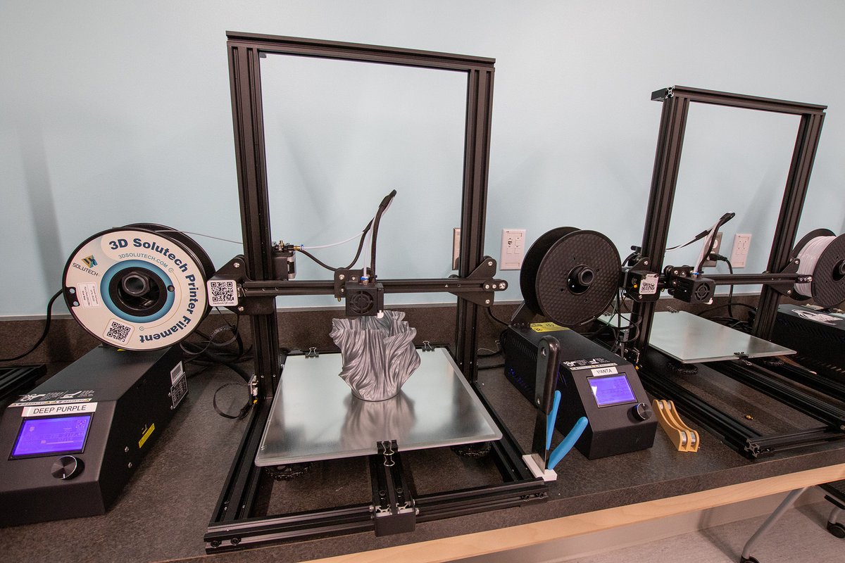 AlgonquinAR's tweet photo. Welcome back to all students! Feel free to stop by the MakerSpace in room C276 anytime today at #algonquincollege! Take a peak at our 3D printers, laser cutter, and other tools we have accessible to all! We're here to help with all projects you have in mind. #acresearch https://t.co/bFBW8KxYuv