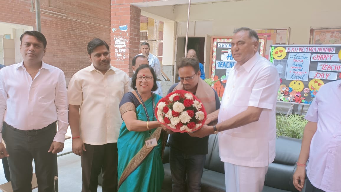 SMolarband's tweet photo. SKV No 1 MOLARBAND (1925037)
#Hon'ble MLA sir #Ramvir Singh Bidhuri Badarpur (Assembly constituency) Visit in our school on #Teachers day celebration .
@Dir_Education
@MentorRupadhyay
@msisodia
@PbpandeyB
@LetsTalkEdun https://t.co/wgRIngwJga