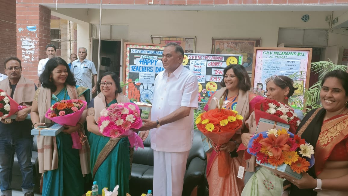 SMolarband's tweet photo. SKV No 1 MOLARBAND (1925037)
#Hon'ble MLA sir #Ramvir Singh Bidhuri Badarpur (Assembly constituency) Visit in our school on #Teachers day celebration .
@Dir_Education
@MentorRupadhyay
@msisodia
@PbpandeyB
@LetsTalkEdun https://t.co/wgRIngwJga