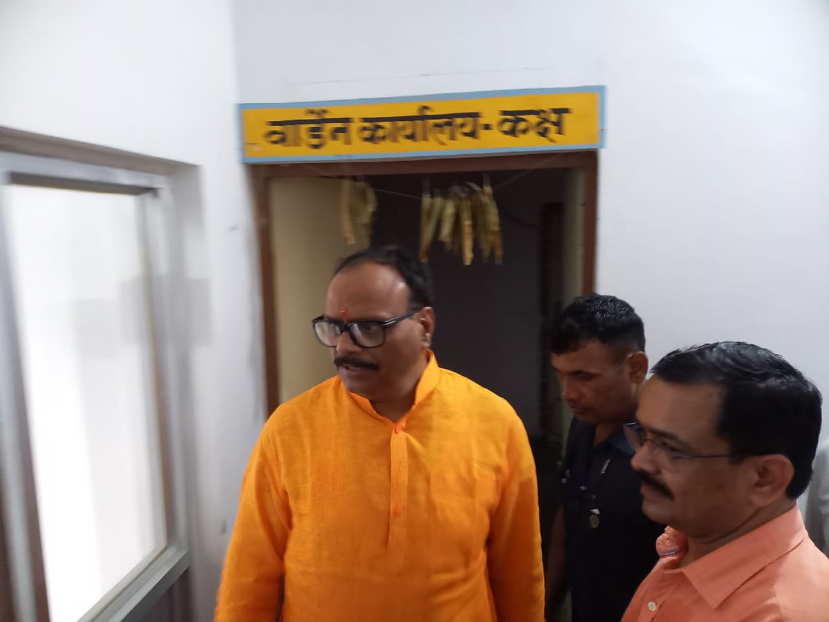 भ्रमण के दौरान मा०उपमुख्यमंत्री श्री बृजेश पाठक जी ने शाहाबाद विकास खण्ड के बिल्हारी स्थित कस्तूरबा गाँधी बालिका आवासीय विद्यालय में व्यवस्थाओं का जायजा लेते हुए संबंधित अधिकारियों को व्यवस्थाओं को दुरुस्त रखने के निर्देश दिए उन्होंने अन्तःवासी छात्राओं से संवाद भी किया।
<a href="/UPGovt/">Government of UP</a>