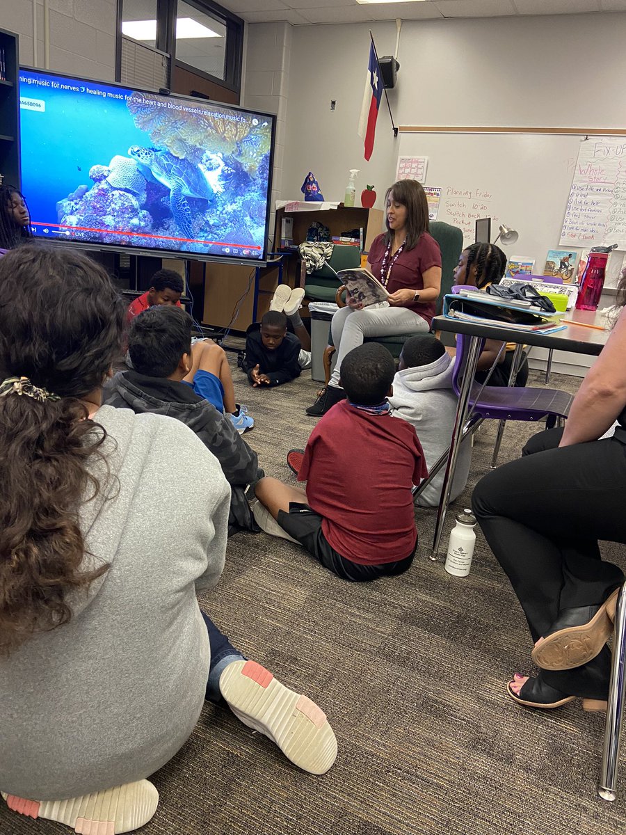 MrsReid18's tweet photo. 📚📚📚 For National Read a Book Day we had a guest reader. Mrs. Looez shared her love for reading with us by reading A Spoon For Every Bite @ajmteach @GwenL98 @HumbleISD_HE https://t.co/FNqGHIaDyY