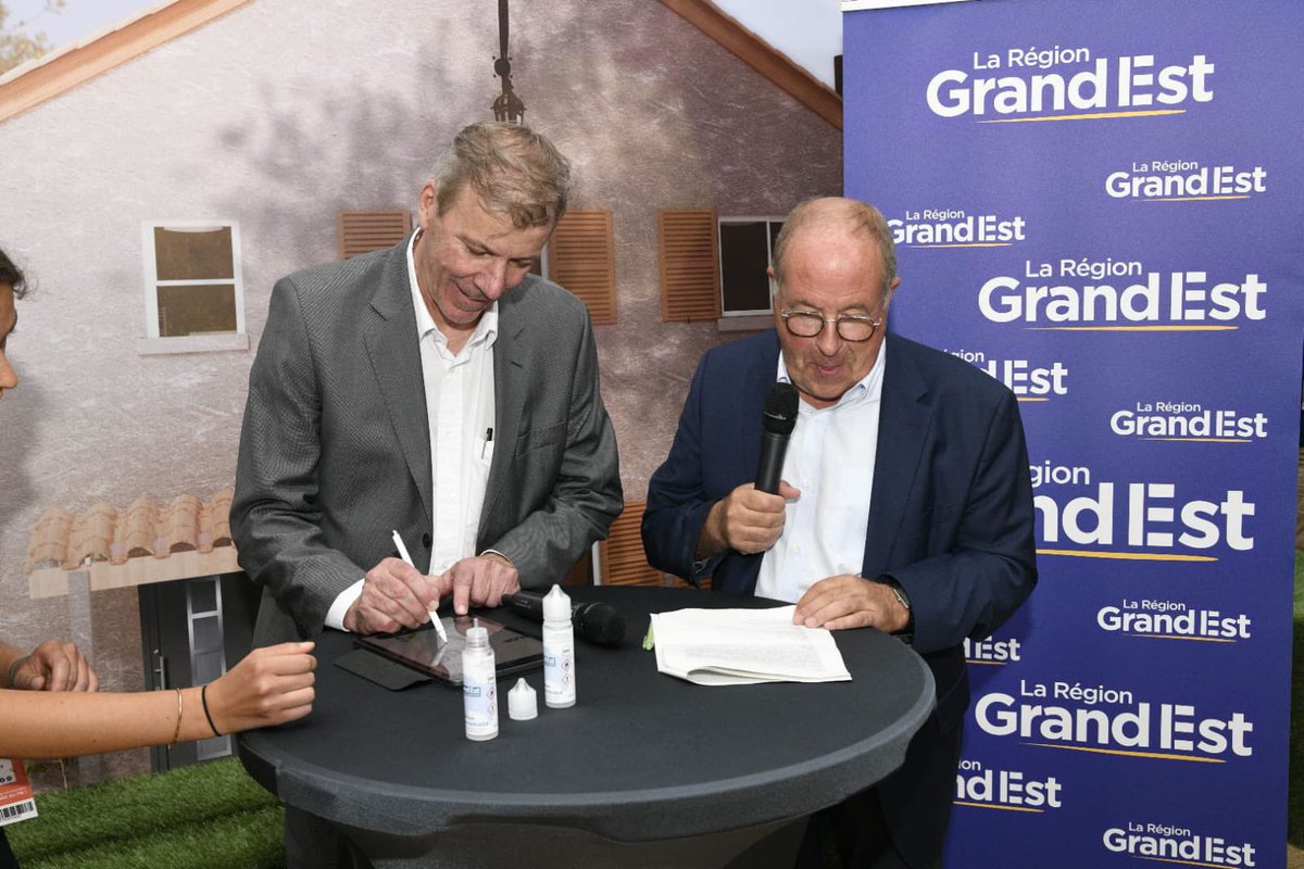 Vivescia's tweet photo. [#FoiredeChalons] Philippe Aubry, DG adjoint ARD et @ChristophBuren, Président, ont participé ce midi à la signature d'un contrat de filières #biointrants en @regiongrandest Objectif: qu’en 2027, 80% des agriculteurs aient expérimenté au moins un biointrant sur leur exploitation. https://t.co/E0TBJNFj6Q