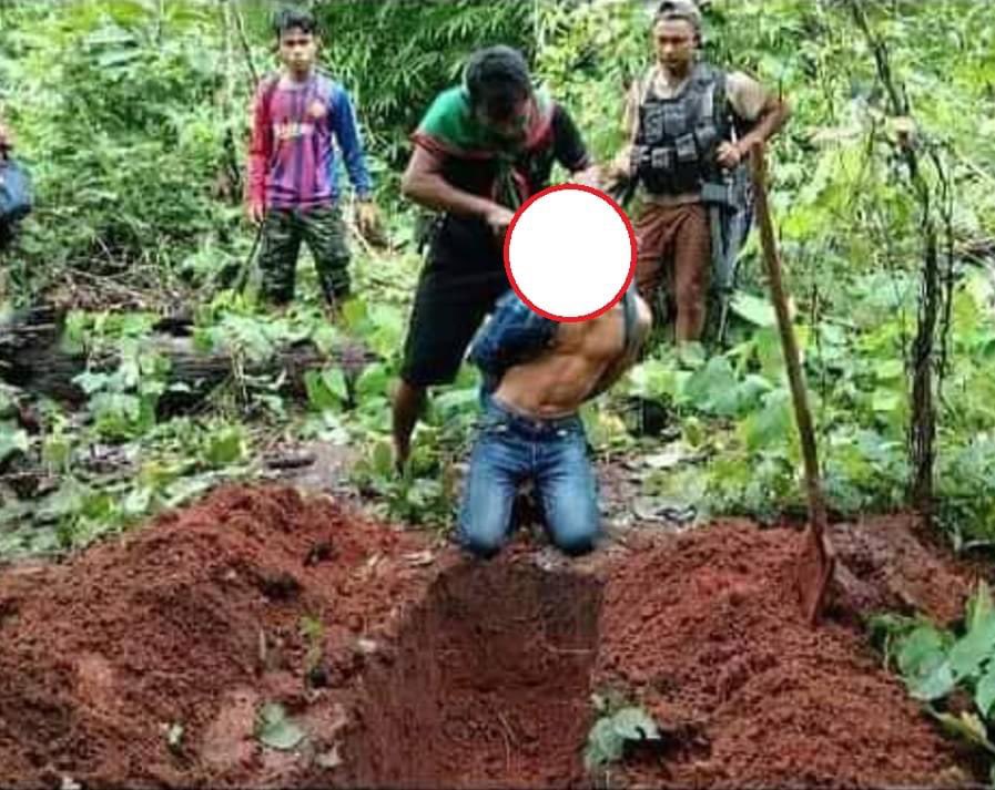 Khithitofficial's tweet photo. ဟုမ္မလင်းတွင် SNA ရှမ်းနီတပ်ဖွဲ့က  လူငယ်များကို ဖမ်းဆီး ခေါင်းဖြတ် သတ် ဖြတ် သည့် ဗီဒီယို များ ဖြန့်ချိ ၊ လူ ၂၀ ထက်မနည်း ခေါင်းဖြတ်အသတ်ခံရမှု ပြည်သူများက ပကဖ ထံ တိုင်ကြား 
Read more-> https://t.co/HiP0AAOCaD https://t.co/xSBaLq96A5