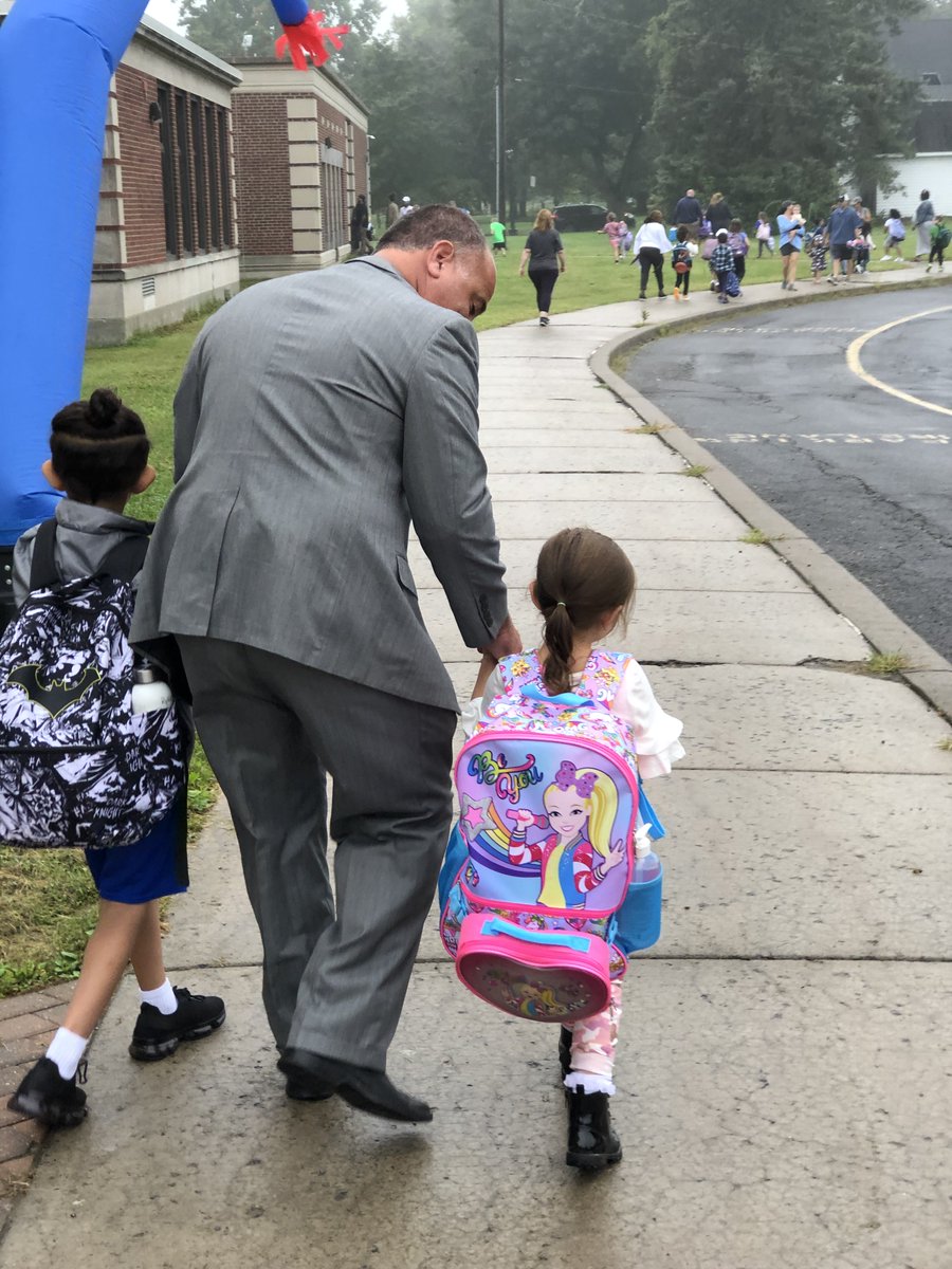 AuburnECSD's tweet photo. Happy first day of the 2022-2023 school year! We are so excited to welcome everyone back! It's going to be a great year! #AECSDpride #FirstDayofSchool2022 https://t.co/OZNnGm8Ho9