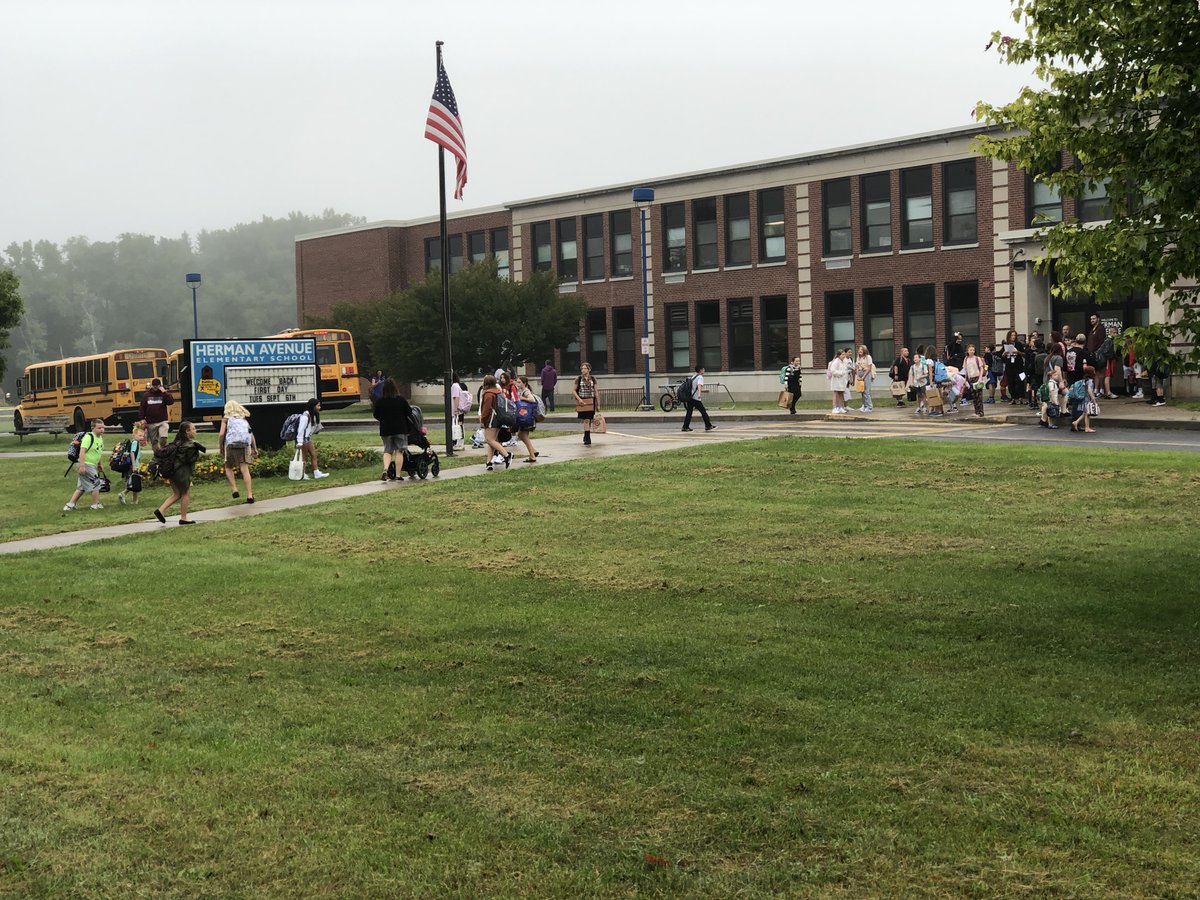 AuburnECSD's tweet photo. Happy first day of the 2022-2023 school year! We are so excited to welcome everyone back! It's going to be a great year! #AECSDpride #FirstDayofSchool2022 https://t.co/OZNnGm8Ho9