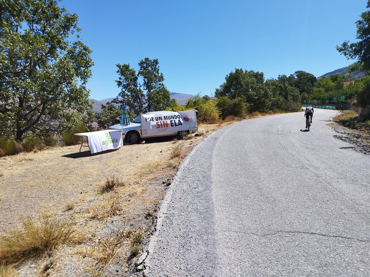 El domingo en Hazallanas, tras esperar más de tres horas el paso de los ciclistas con nuestra pancarta #PorUnMundoSinELA, no solo no fueron capaces de sacarla en TV, si no que eliminaron el la imagen del directo en que nos enfocaron 😡 #VueltaRTVE6S