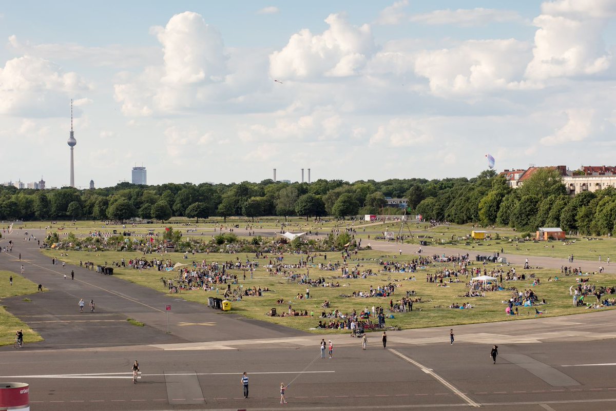 giraldeo's tweet photo. El parque público actual más grande de Berlín era hasta 2010 un aeropuerto en uso, el de Berlín-Tempelhof, pero que a medida que la ciudad creció quedó encapsulado y muy imposibilitado. ¿Seguirá algún día el mismo camino el madrileño de Cuatro Vientos? ¡No estaría mal! https://t.co/E8RipMOykH