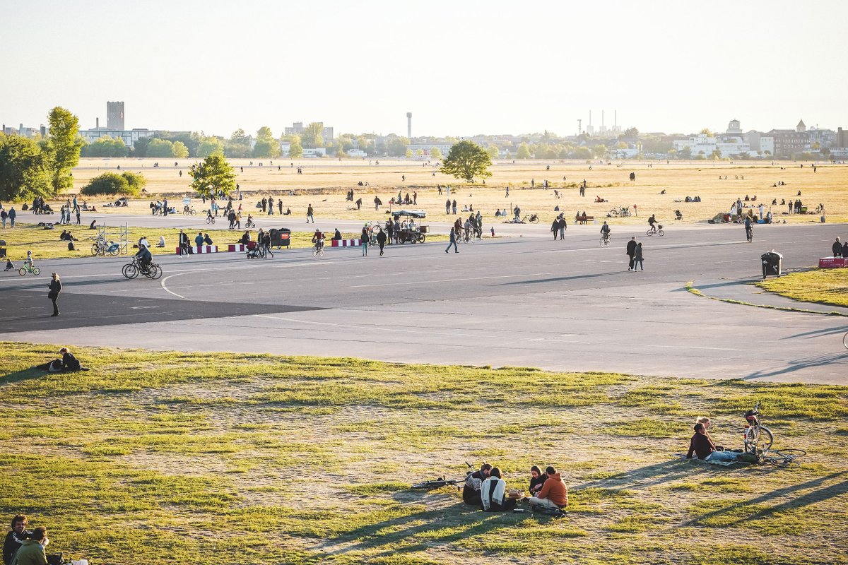 giraldeo's tweet photo. El parque público actual más grande de Berlín era hasta 2010 un aeropuerto en uso, el de Berlín-Tempelhof, pero que a medida que la ciudad creció quedó encapsulado y muy imposibilitado. ¿Seguirá algún día el mismo camino el madrileño de Cuatro Vientos? ¡No estaría mal! https://t.co/E8RipMOykH