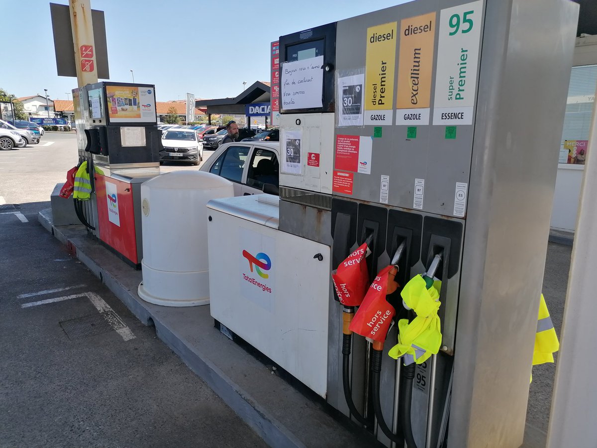 VDewitte's tweet image. À Saint-Jean-de-Luz comme dans la plupart des villes de France, impossible de faire son plein dans les stations Total, en rupture de carburants...
@SO_Paysbasque @sudouest
