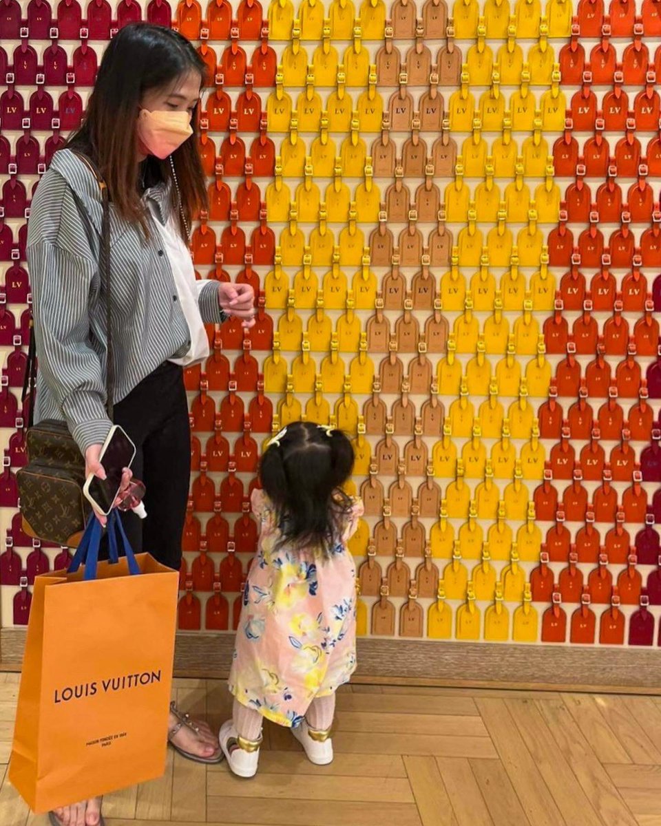 ItsTrishaCruz's tweet photo. “Kotse o bag”
At bilang hindi ako nagddrive, bag pinili ko 🤣
Pero di ko nmn sinabi na dapat kasing presyo ng 2nd hand na kotse ung bag 🥹 but super thank you 🥹 https://t.co/H9uVe6ox6A