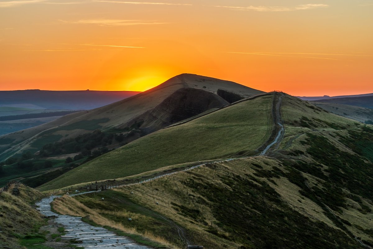 PhotosbyRobG's tweet photo. Sunrise over the Great ridge, near Mam Tor in the Peak District at sunrise a few weeks ago. 
#ThePhotoHour #StormHour #vpdd #PeakDistrict #peakdistrict #landscapephotography #sunrise #photooftheday @ThePhotoHour @StormHour https://t.co/j0LuyGnnr0