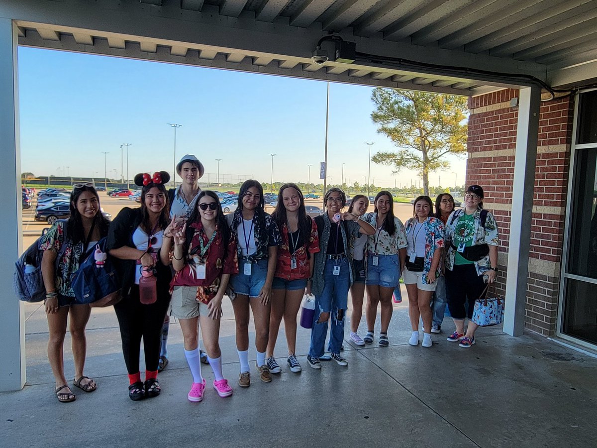 MRHS_Swimming's tweet photo. Swimmers dressed for Tacky Tourist Day @MRHSMavericks https://t.co/94KNMfOIES