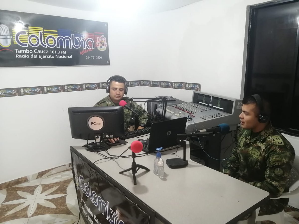 emisoraejercito's tweet photo. #Hoy | El cabo segundo John Sierra #BADRA11 invita a que juntos tomemos acciones ante la necesidad de tratar los residuos como corresponden para proteger el medio ambiente y ayudar en la conservación de nuestro planeta🌎. Reduce🥤, reutiliza🧴y recicla♻️.
101.3 FM Tambo #Cauca https://t.co/7ACaZv8z6h