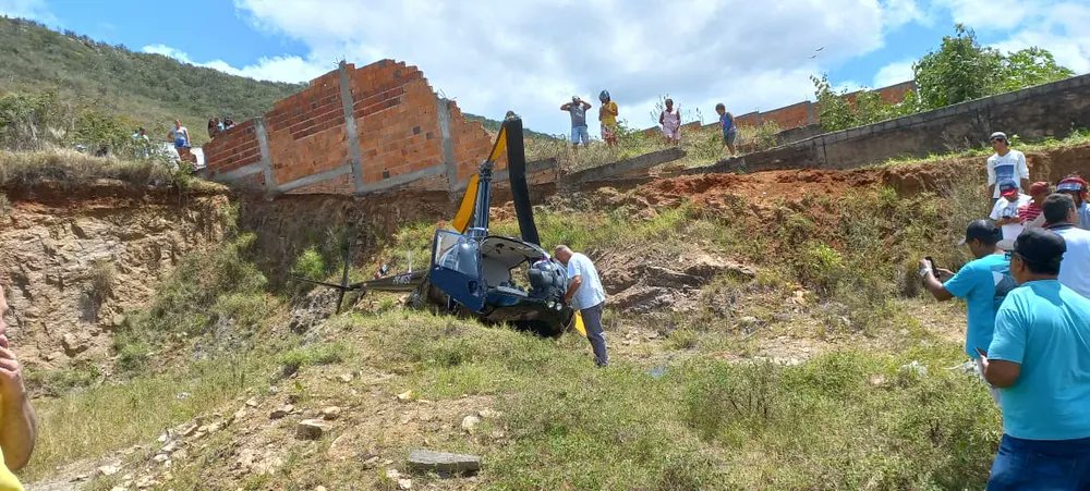 g1's tweet photo. Helicóptero com deputado federal cai na Bahia https://t.co/GcCobcQl1X #g1 https://t.co/rkQvvvKmpQ