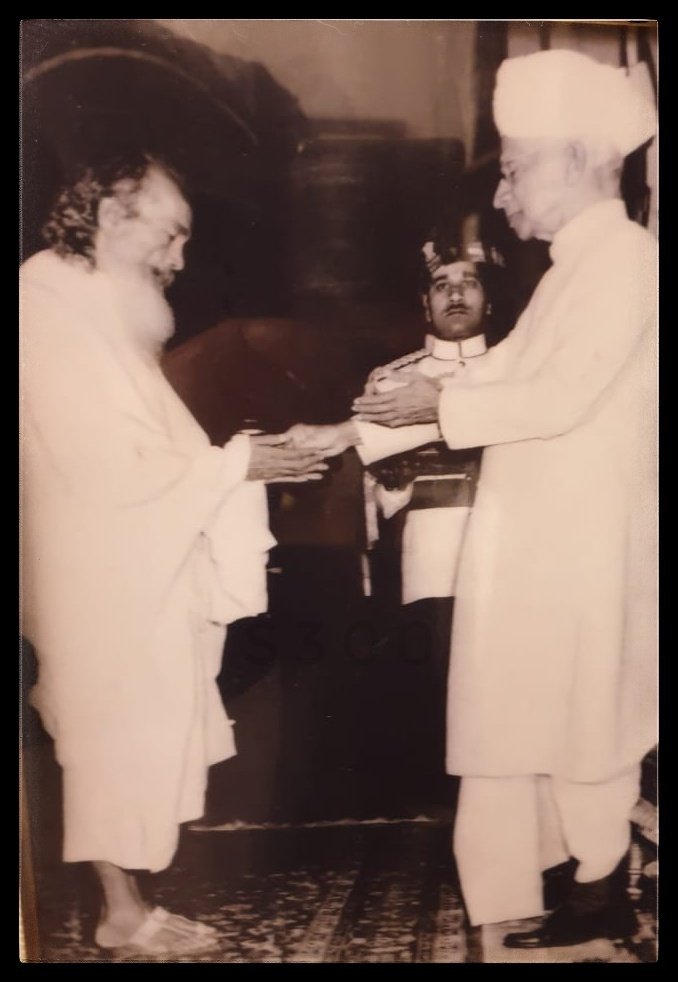 37VManhas's tweet image. Sh S P Verma receving VIR CHAKRA on behalf of his son
MAJOR G C VERMA
3 DOGRA
#IndianArmy
who immortalized in #1965war.

Its worth mentioning all three sons of Sh S P Verma went into 1965 war and two among them immortalized.

#FreedomisnotFree and only few pay the #CostofWar.