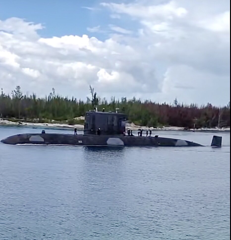 WarshipCam's tweet photo. Unidentified submarine seen yesterday in Freeport, Bahamas - anyone help me out with an ID? - September 5, 2022 

* photo posted on TikTok by @frostyeazy https://t.co/ss1Xf6qVbn
