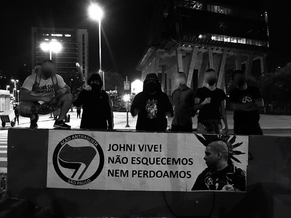 AIM_fra's tweet photo. 💥Johni Raoni Falcon Galanciak, jeune punk connu pour son activisme, était tué à la sortie d'un concert à Sao Paulo par des boneheads le 3/09/11.
Tous sauf un ont été relâchés par la police.
📸 Commémoration par l'AFA São Paulo
#AntifaPunkGo #NeJamaisOublier #FckFaf https://t.co/RcMns83MXs