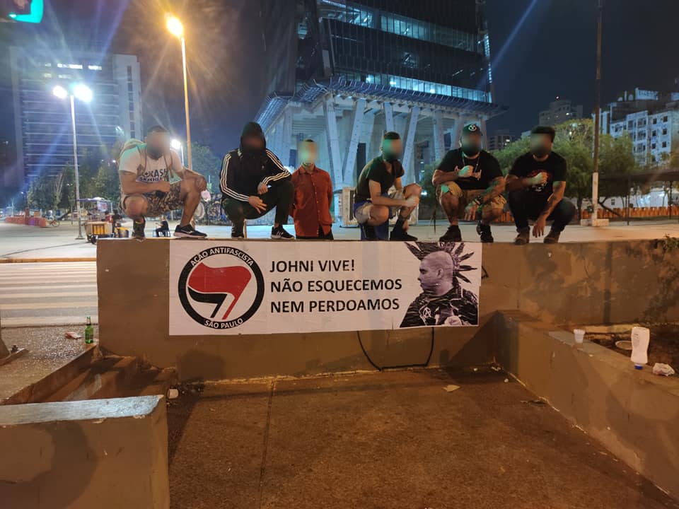 AIM_fra's tweet photo. 💥Johni Raoni Falcon Galanciak, jeune punk connu pour son activisme, était tué à la sortie d'un concert à Sao Paulo par des boneheads le 3/09/11.
Tous sauf un ont été relâchés par la police.
📸 Commémoration par l'AFA São Paulo
#AntifaPunkGo #NeJamaisOublier #FckFaf https://t.co/RcMns83MXs
