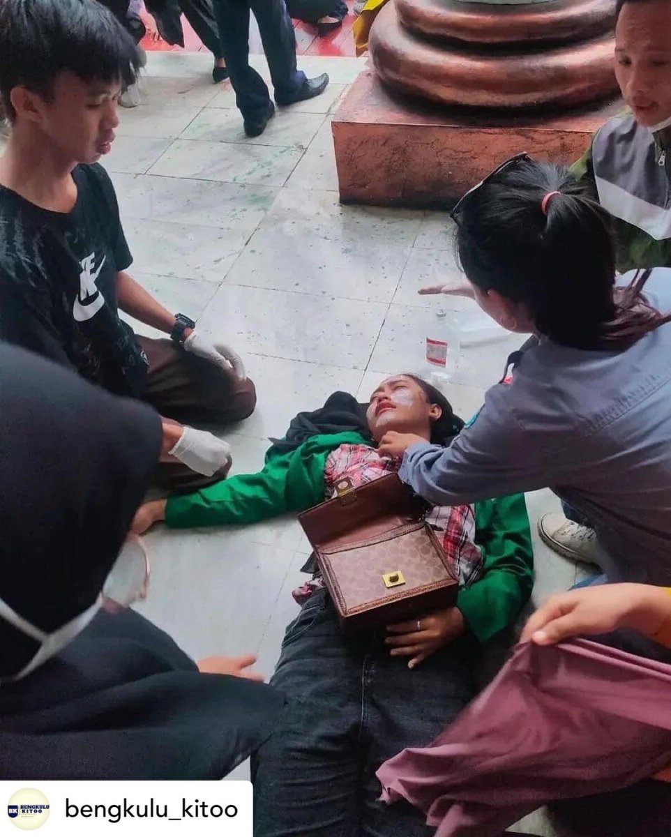 Kami mengutuk keras represifitas aparat kepolisian menangani unjuk rasa mahasiswa Bengkulu yg menolak kebijakan <a href="/jokowi/">Joko Widodo</a> menaikkan harga bbm subsidi. <a href="/YLBHI/">YayasanLBHIndonesia</a> <a href="/amnestyindo/">Amnesty International Indonesia</a>