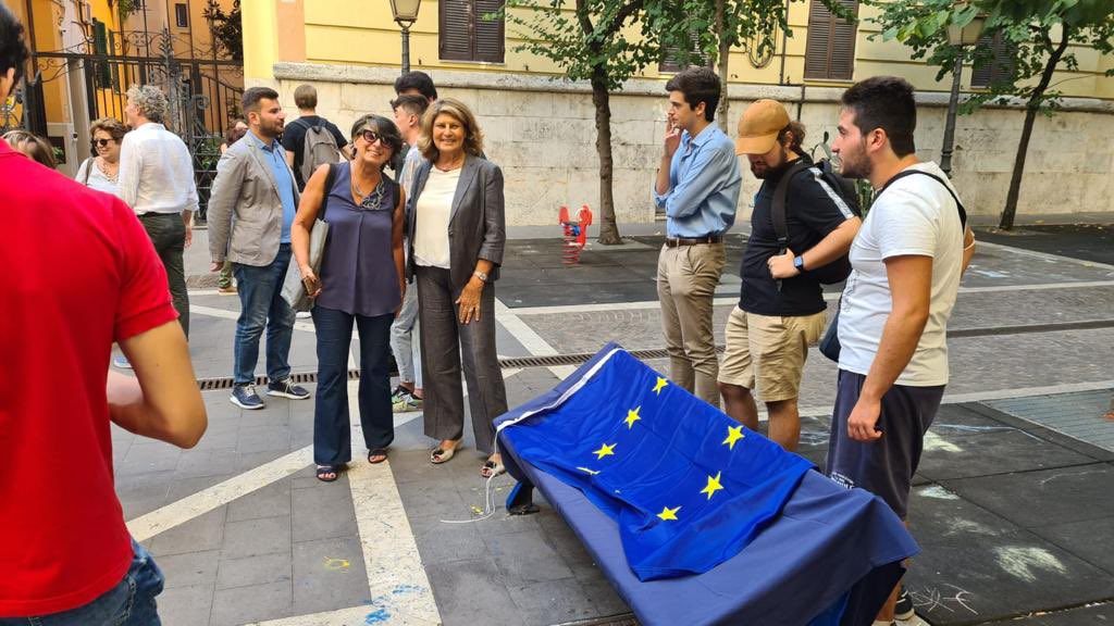 La Commissaria Silvia Costa con Alessandra Vittorini, moglie di David Sassoli, durante l’inaugurazione della Panchina europea dedicata all’ex Presidente del Parlamento europeo.
