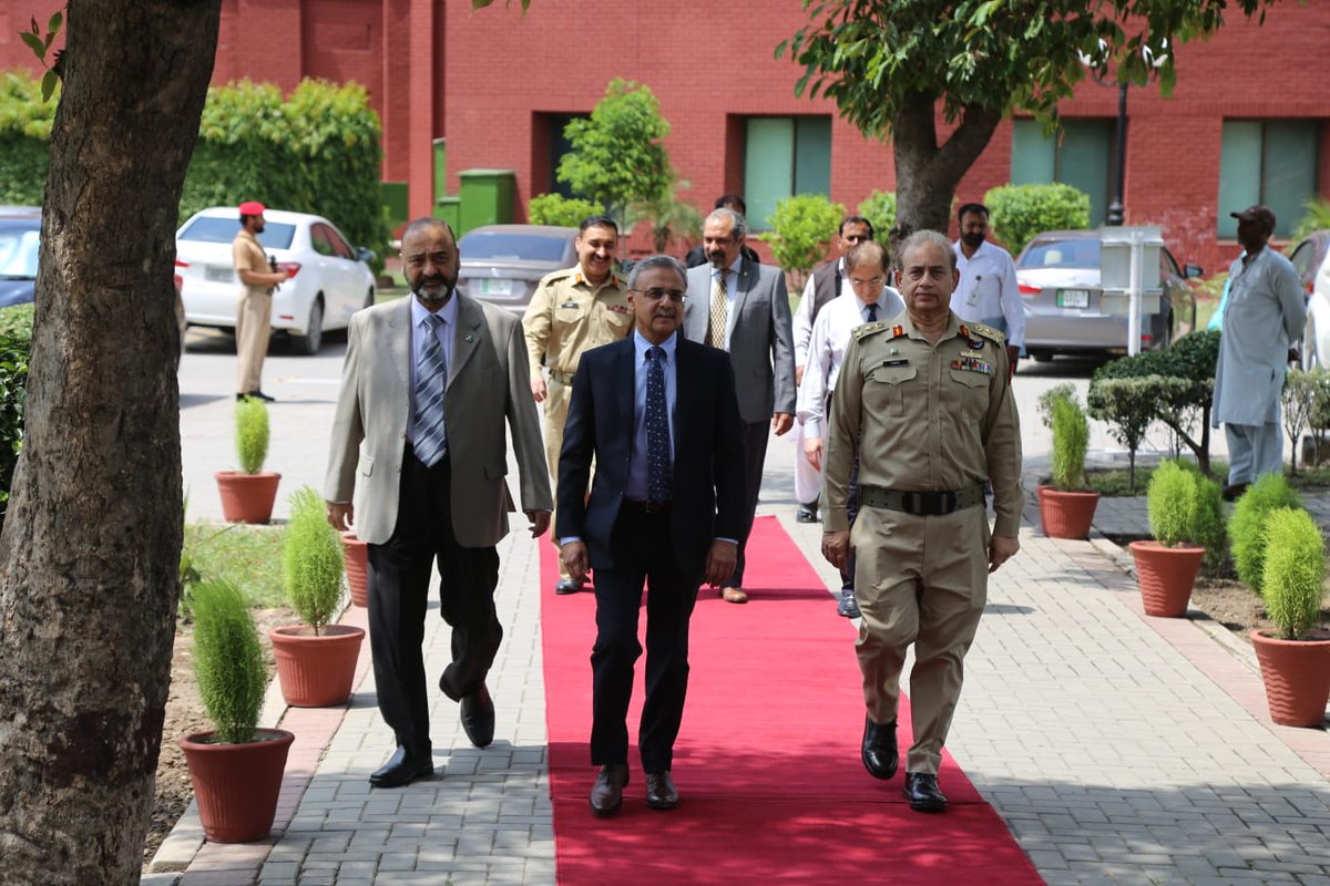 CMHLMC's tweet photo. CMH LMC &amp; IOD bid farewell to Brig Muhammad Farid.His contribution to the Institution's path of glory will always be remembered.
Brig Saqib Zaheer takes over as the Deputy Chief Executive/ Vice Principal of CMH LMC &amp; IOD. https://t.co/EkTZqy9GW1