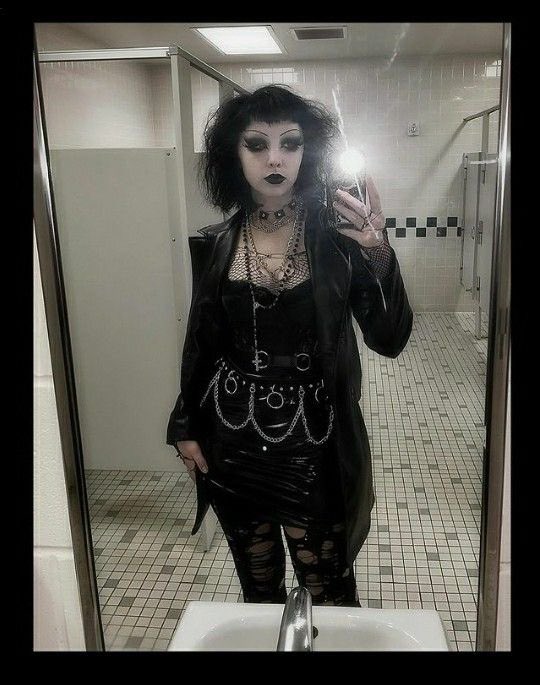 J3GULUS's tweet photo. this is how #MYALICE dresses (obvi this looks nothing like her appearance wise i’m just talking abt the clothes) https://t.co/Kro0ww29tC