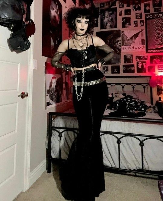 J3GULUS's tweet photo. this is how #MYALICE dresses (obvi this looks nothing like her appearance wise i’m just talking abt the clothes) https://t.co/Kro0ww29tC