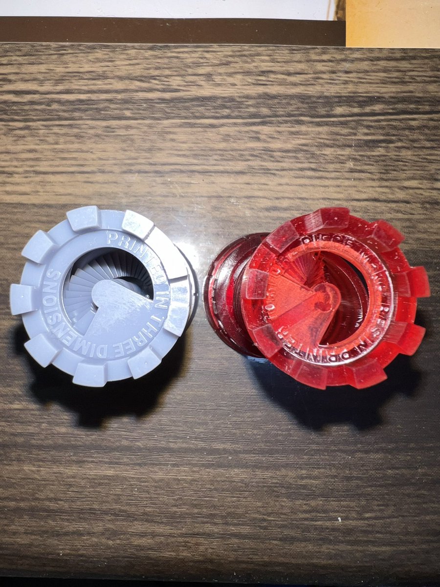 BlocksBricks1's tweet photo. 部屋の掃除がやっと終わったので、SATURN2を開封…とりあえず、今日はサンプルデータ出力まで。1番最初に中古で購入したMARS PROのサンプルデータ出力が残っていたので並べてみた。
ほぼ表面処理不要なクオリティ(*^^*)
左が #SATURN2
右が #MARSPRO
#ELEGOO https://t.co/VlJ6IJXfkL