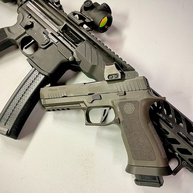 Dvor_com's tweet photo. IG #Repost 📸 by @firearm_addict
•
"Couple cuties"
•
#signess #sig #mpx #p320 #legion #9mm #pew #pewtography #photo #photooftheday #trijicon #mro #scalarworks #leap #arisakadefense #romeo1pro #romeo1 #pro https://t.co/5TATcai3U1