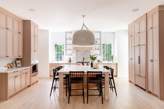 tombeechrealtor's tweet photo. This kitchen's oversize pendant highlights the large scale of the room. #kitchendesign #homedesign  https://t.co/QRVAbGXDVy https://t.co/nZr6d9xsKW