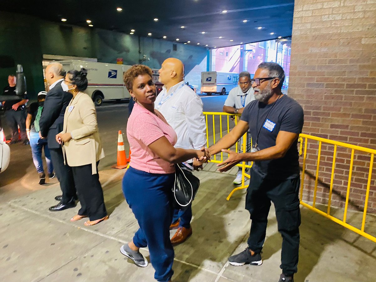 comogozoNY's tweet photo. Hoy martes 6/Sept, llegaron más autobuses desde #Texas a #NuevaYork, repletos de personas que cruzaron la frontera de #EEUU; Las mayorías son venezolanos solicitantes de asilo. Los refugios que los albergan en la ciudad están todos colapsados. https://t.co/MHbexCiMr3