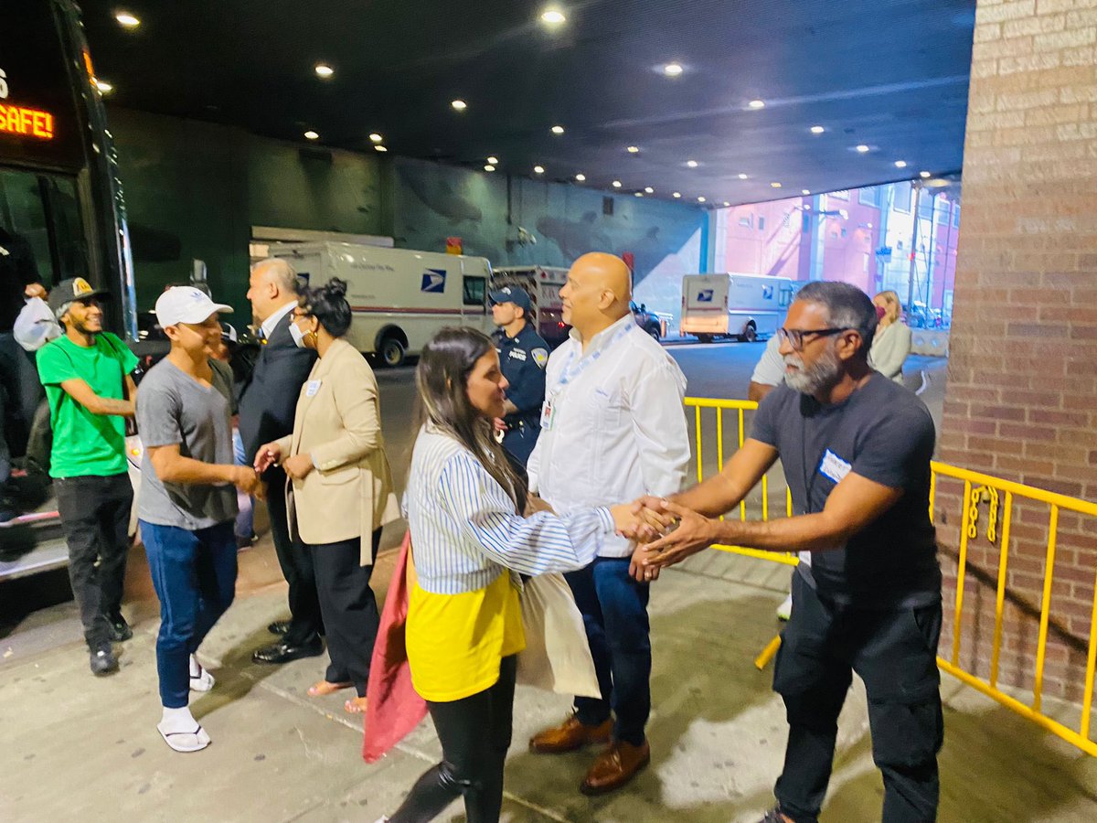 comogozoNY's tweet photo. Hoy martes 6/Sept, llegaron más autobuses desde #Texas a #NuevaYork, repletos de personas que cruzaron la frontera de #EEUU; Las mayorías son venezolanos solicitantes de asilo. Los refugios que los albergan en la ciudad están todos colapsados. https://t.co/MHbexCiMr3