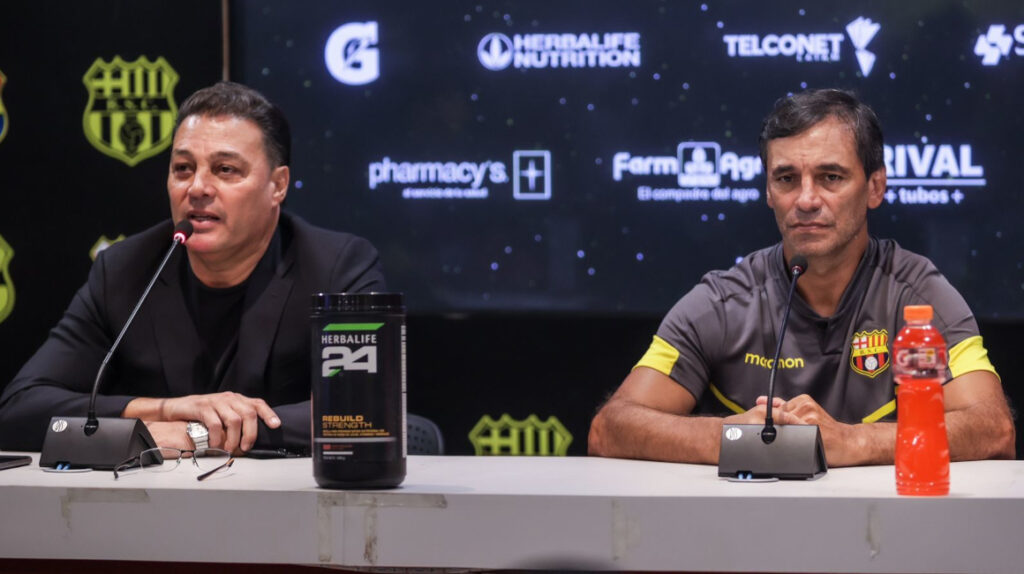 alejoruilova's tweet photo. Fabián Bustos en su temporada 2022 con  Barcelona Sc y Santos FC.
BSC
5 PJ 3 Victorias 2 empates
Santos FC
28 PJ 8 victorias 12 empates 8
 derrotas  rendiemiento de 42.86% 
33 PJ 11 V 14 E 8 D 
En BSC 2020-2022
93 PJ 47 victorias 22 empates y 24 derrotas 58.43% en rendiemiento . https://t.co/IhPmxd5npn
