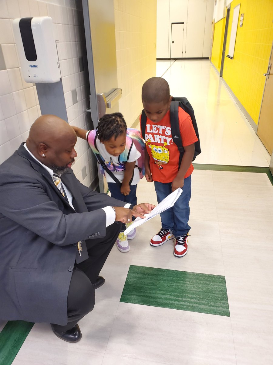 BrightonVA's tweet photo. Thank you Central Office Staff for welcoming our Bumblebees back to the Hive @ebracyPPS @EricGarcia1982 @MauryHuff @mcromartieEdD @draswynn @hmeducate @cardellpatillo @PortsVASchools #BuzzingTowardAcademicAchievement https://t.co/knfRfx1ORm