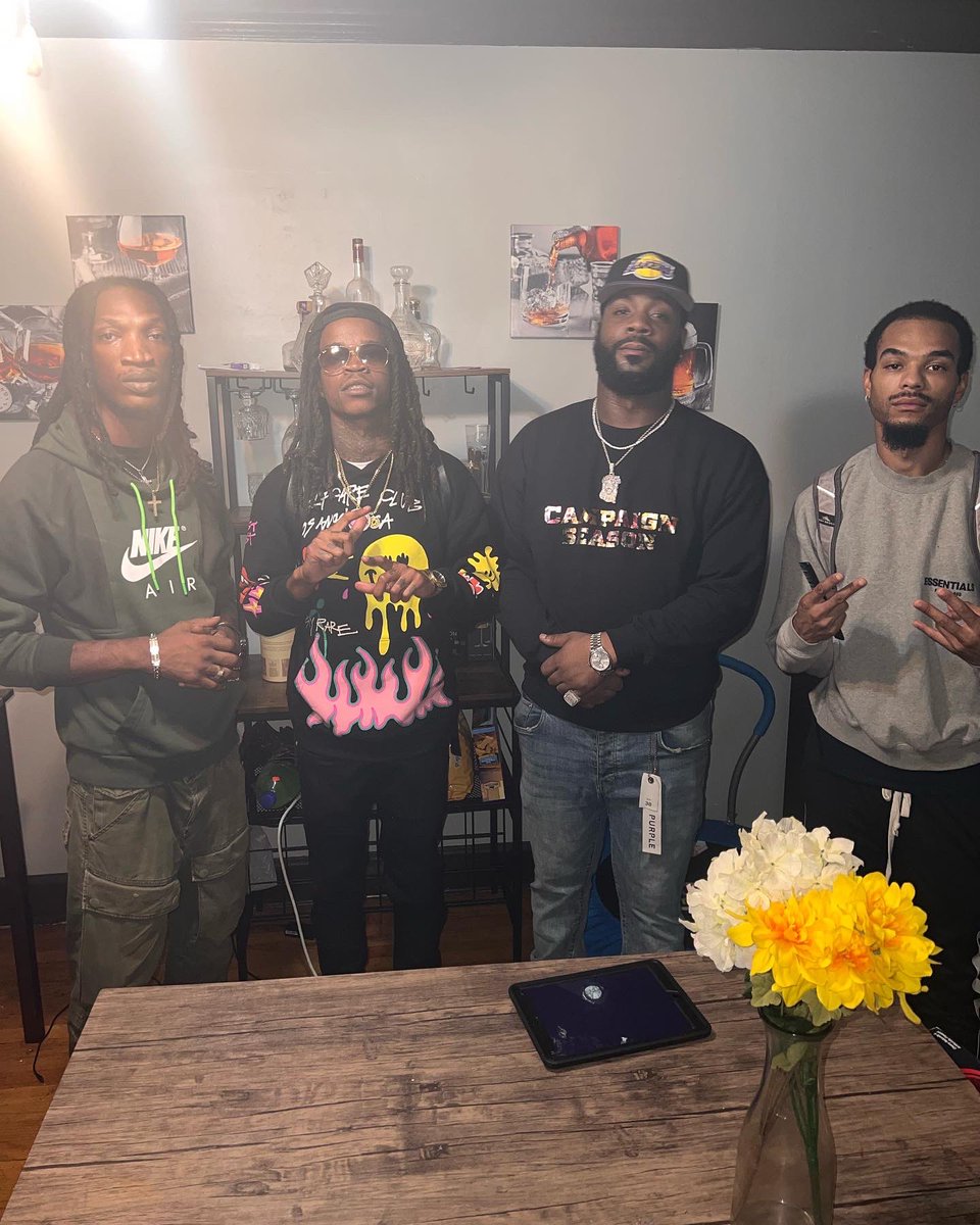 KidCodeineRbg's tweet photo. Video Shoot 4 “ #RestInPeace “
Was A Success!!!!!! Me & My Folks Forever Locked In 🔐⚠️💰🖤 #RBG4L #CampaignMusic #GEDEmpire #IMNITGANG ⛽️⛽️⛽️✅🏁 https://t.co/4EBvso8r9l