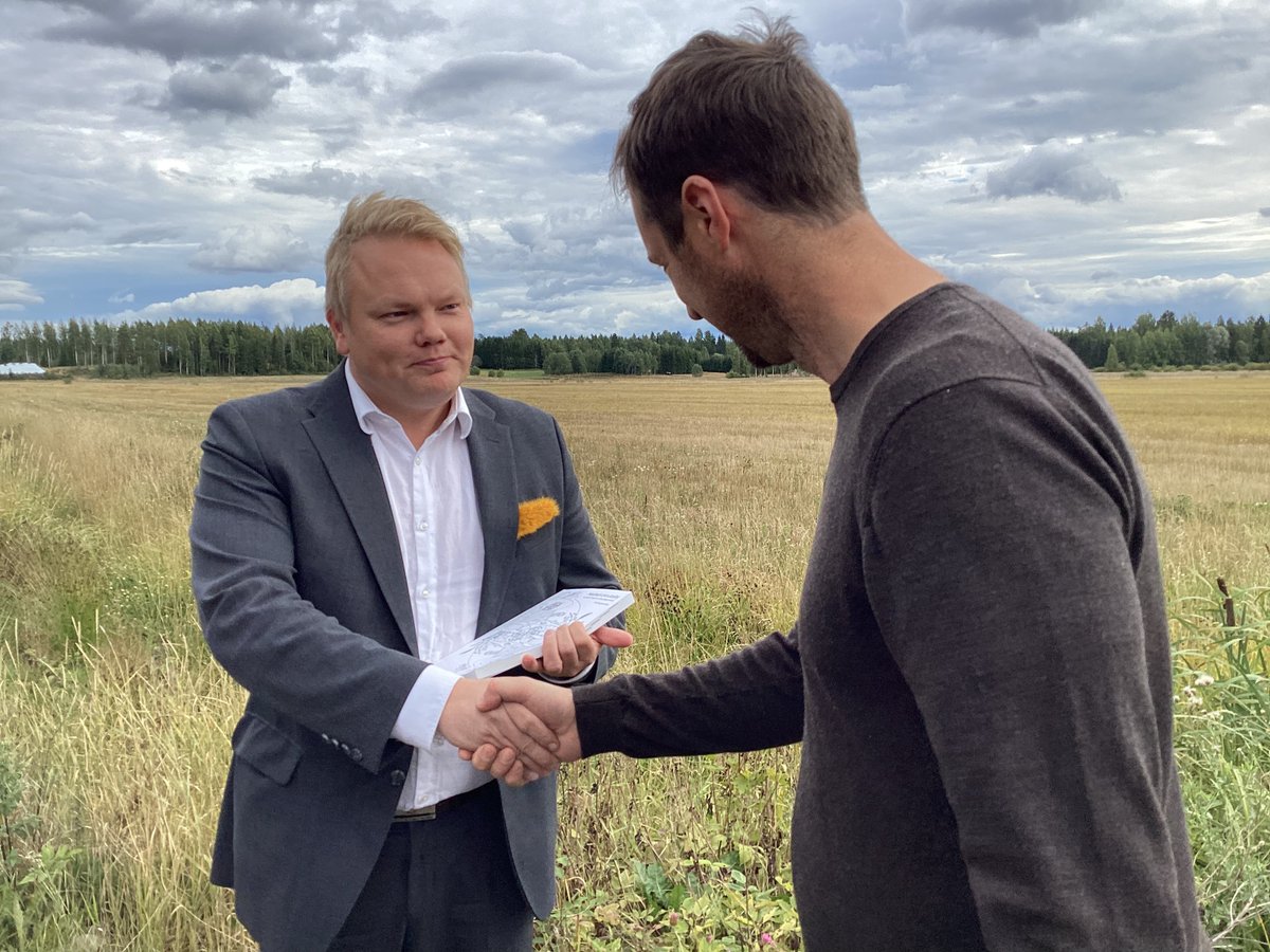 Ministeri <a href="/kurvisentwiit/">Antti Kurvinen</a> tutustui luomututkimukseen Hyvinkäällä  <a href="/Luomutila/">Knehtilän</a> <a href="/AgriForHelsinki/">Faculty of Agriculture and Forestry</a> tutkijoiden johdolla. Hän sai toivomuksestaan käteensä uunituoreen väitöskirjan Luomuinstituutin Kari Koppelmäeltä. #luomu #kiertotalous edelläkävijä
<a href="/mmm_fi/">MMM</a> <a href="/Luomuliitto/">Luomuliitto</a> <a href="/ProLuomu/">Pro Luomu ry</a>