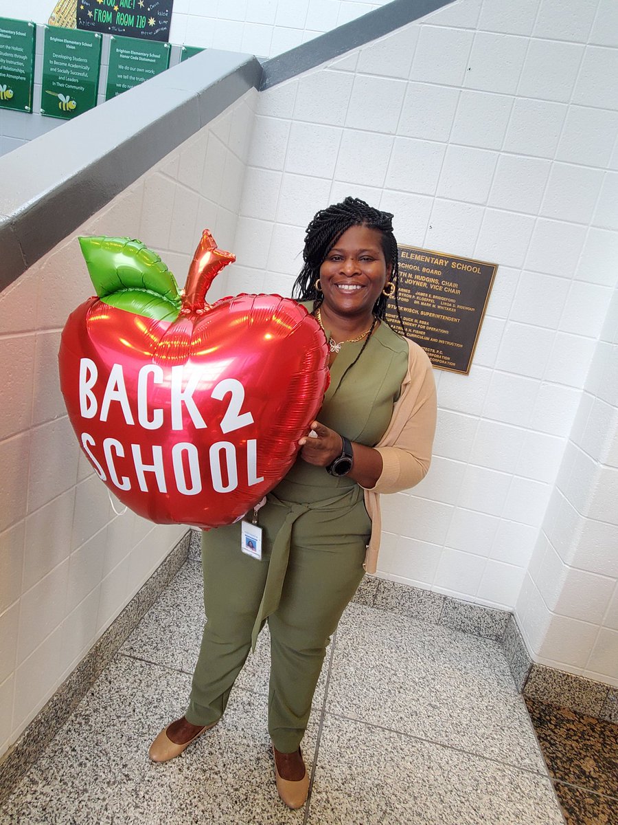 BrightonVA's tweet photo. Thank you Central Office Staff for welcoming our Bumblebees back to the Hive @ebracyPPS @EricGarcia1982 @MauryHuff @mcromartieEdD @draswynn @hmeducate @cardellpatillo @PortsVASchools #BuzzingTowardAcademicAchievement https://t.co/knfRfx1ORm