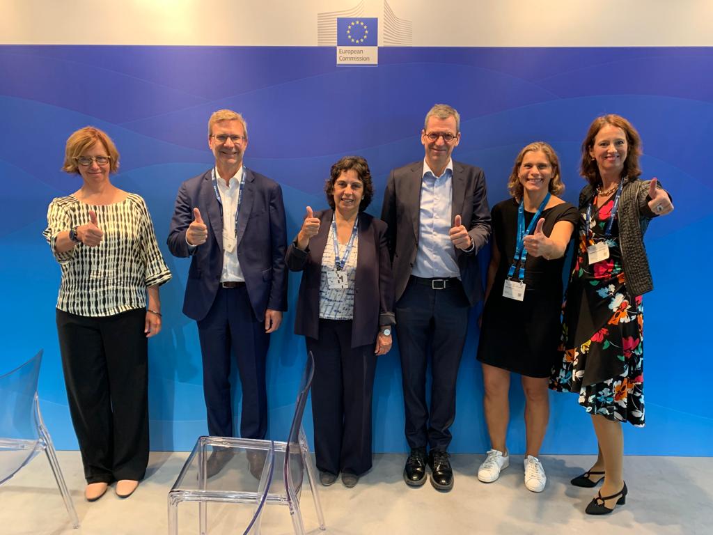 RosalindeEU's tweet photo. Busy 1st day @SMMfair Interesting exchanges on strategies to reduce greenhouse gas emissions in shipping 🚢
You can still visit our stand 203, Hall A3 &amp; learn about EU's work towards zero emission waterborne transport 
https://t.co/TXlmI0M7H0 
#EUGreenDeal #HorizonEU #SMMfair https://t.co/Nrqomh2F6Q