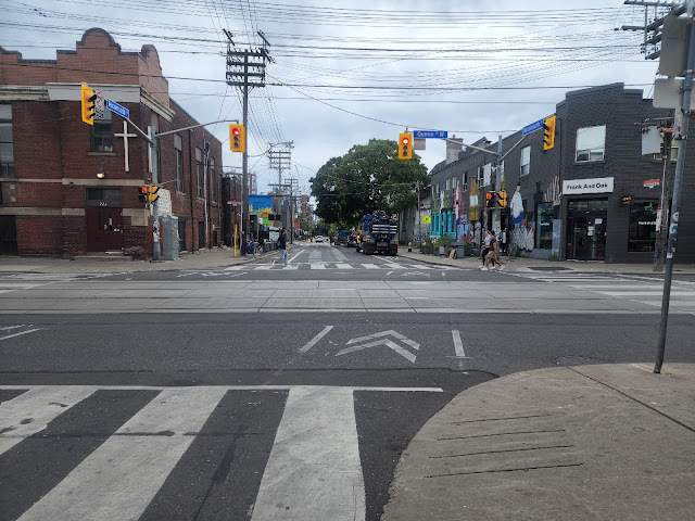 PhotoDorks's tweet image. Parking in Bike Lanes in Toronto via @PhotoDorks photodorks.com/2022/09/parkin…