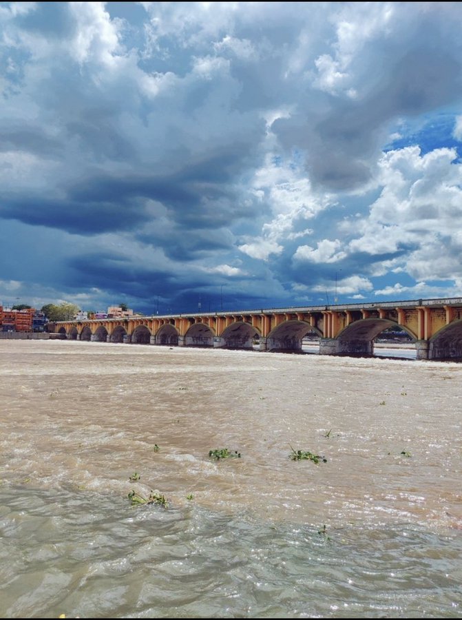 RksanjayhariMsd's tweet photo. Vaigai in full flow😍
People are not asked to go near the vaigai river. Stay safe and enjoy the beauty of vaigai😍
#vaigairiver #vaigai #madurai #vaigaiflood #avbridge @mani9726 @UpdatesMadurai https://t.co/8K6a00e6b7