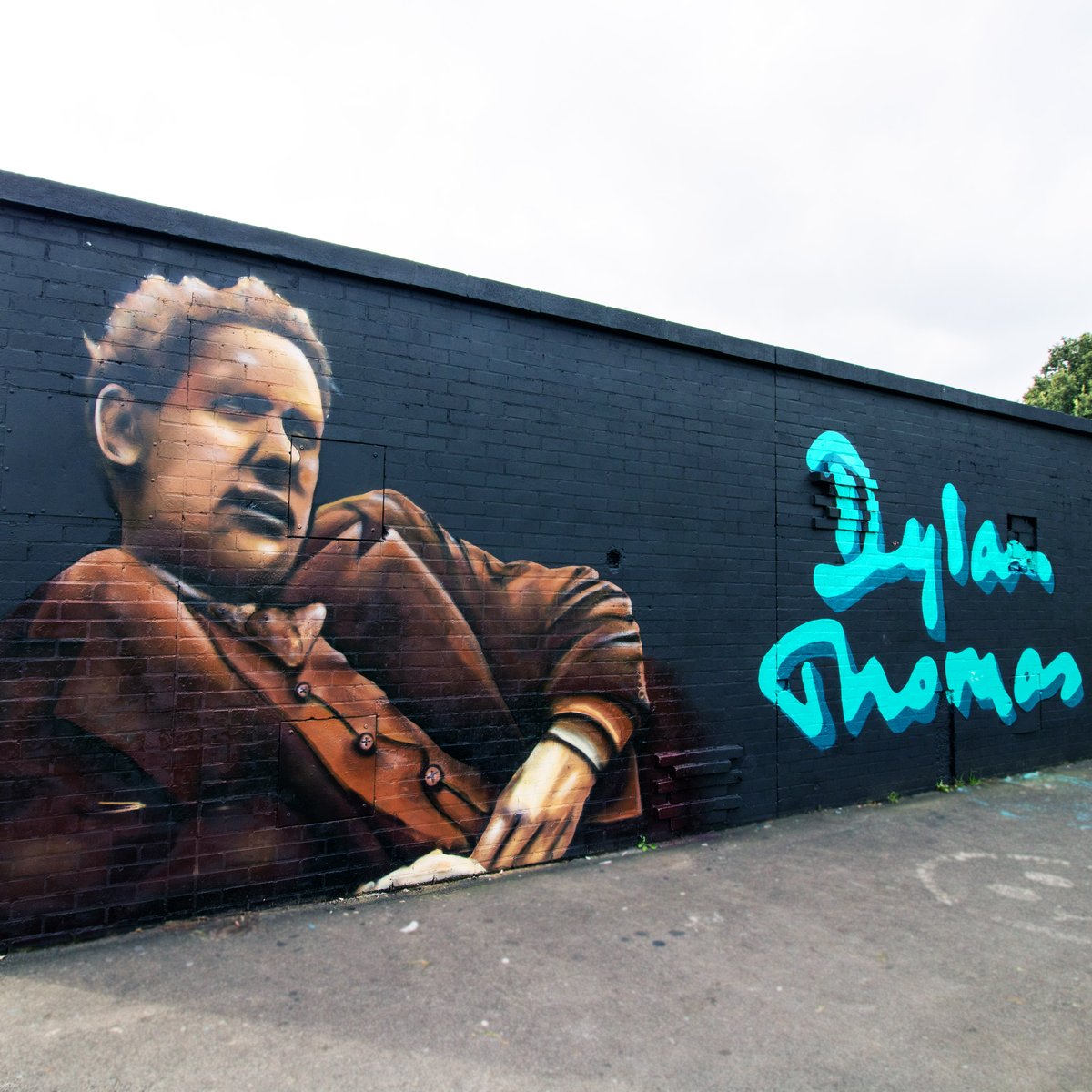 FreshCreativeC0's tweet photo. On #InternationalLiteracyDay, we're throwing it back to some Dylan Thomas pieces we've painted all over Swansea! ๐ Commissioned by local councillors, these pieces were painted to celebrate Swansea's most famous poet. Have you seen any near you? ๐
#FreshCreativeCo #WallArt https://t.co/i15y448FGK